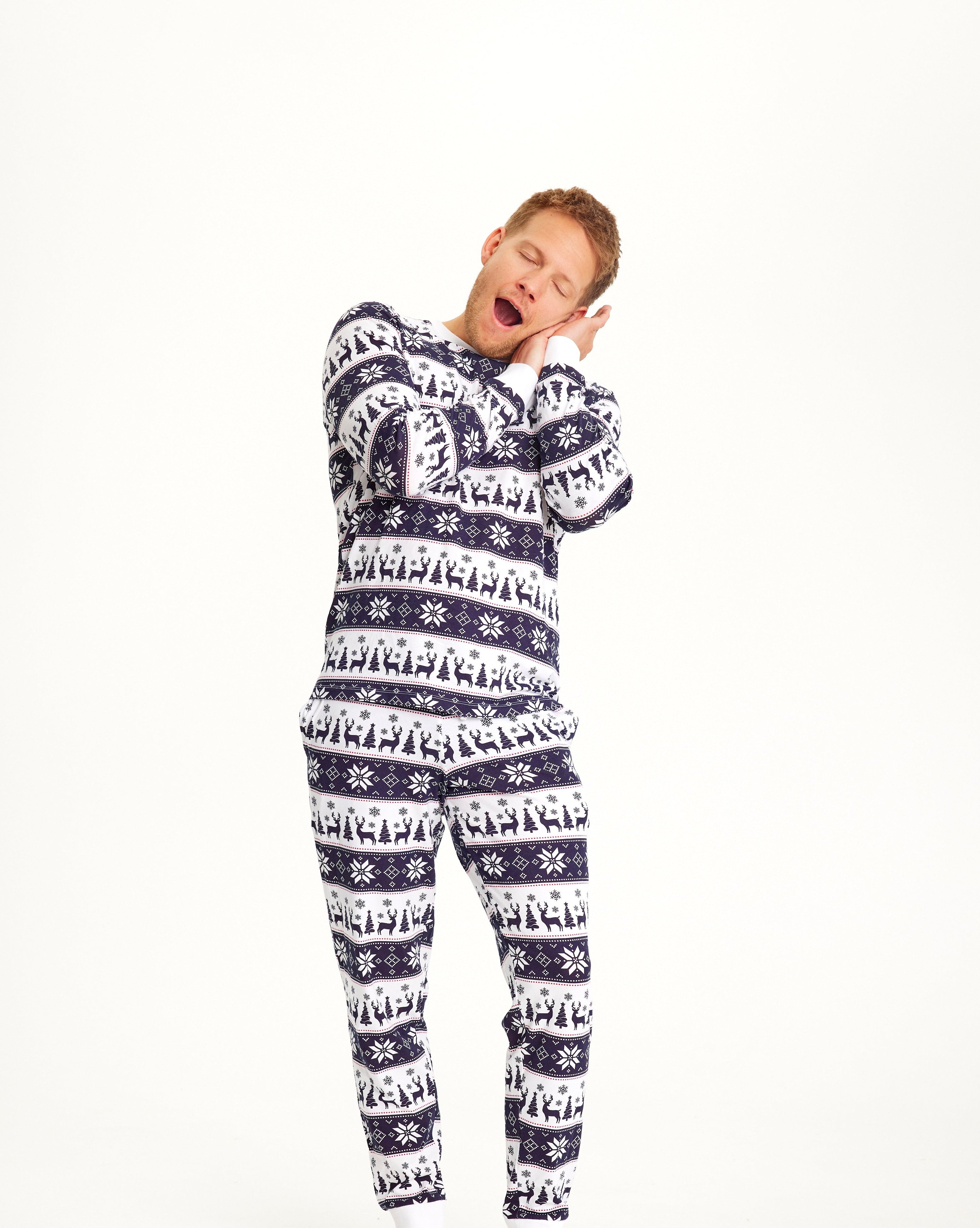 Navyblauer Weihnachtspyjama Herren mit Rentier- und Schneeflockenmuster, gemütlich und stretchfähig.